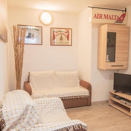 Central Villa Flatlet With Pool - Free Parking And Wifi Lija Bagian luar foto